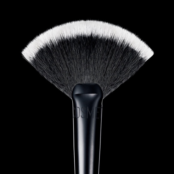 Melt Cosmetics 713 Contour Fan Brush bnib! - Picture 1 of 3